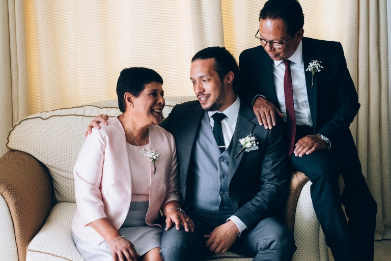 groom-with-parents