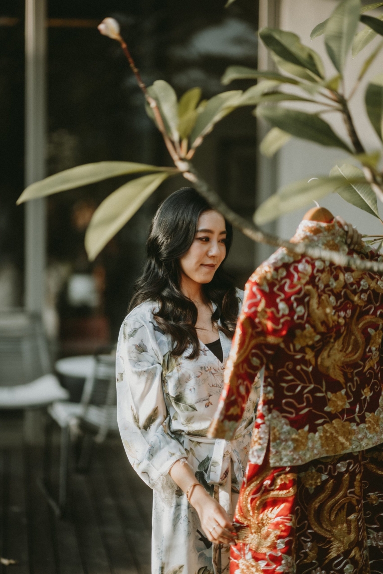 Bride and Chinese traditional kua